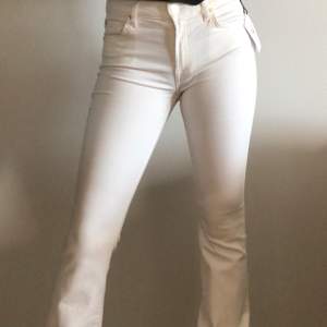 Svinsnygga bootcut jeans längre i modellen det är raw cut så det går bra att klippa av dom ifall d där för långa!  Nypris 1200