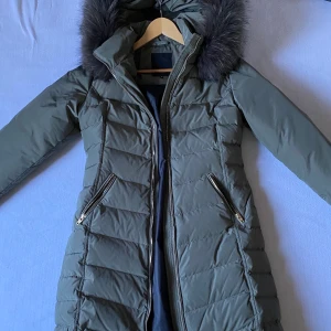 RockAndBlue vinter jacka, NY - Säljer min fina jacka pga för stor, använd 2ggr ute så absolut som ny! Superfin grön i färgen, passar den som inte vill se ut som alla andra 😎 !! Kan även tänka mig ett byte, de beror på! Kan fraktas om så önskas men föredrar att mötas upp! Pälsen är äkta och den är sjuuuk 😍😍 Nypris 4995kr