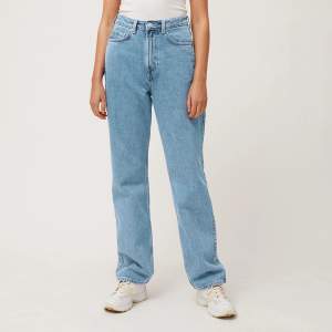 Superfina jeans från Weekday i modellen Rowe som nästan är helt slutsålda. Helt oanvända, endast testat på en gång. Storlek W28 L32 i färgen Sky blue. Kan mötas upp i Sthlm alternativt frakta:)
