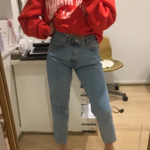 Snygga mom jeans - Ett par snygga blåa mom jeans, som alla behöver i sin garderob i riktigt bra skick, använda en gång! :))   Storlek 38, men används på mig som vanligtvis har storlek 36! :) köpta för 399 kr! 