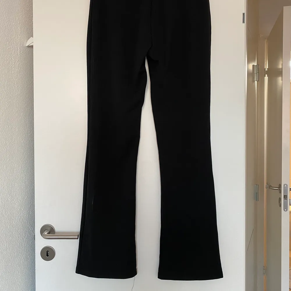 Svarta leggingsaktiga byxor med lite bootcut & markerad midja (v-form framtill) från nelly! Använda 2 ggr. Byxorna är fodrade. Pris kan diskuteras💕💕. Jeans & Byxor.