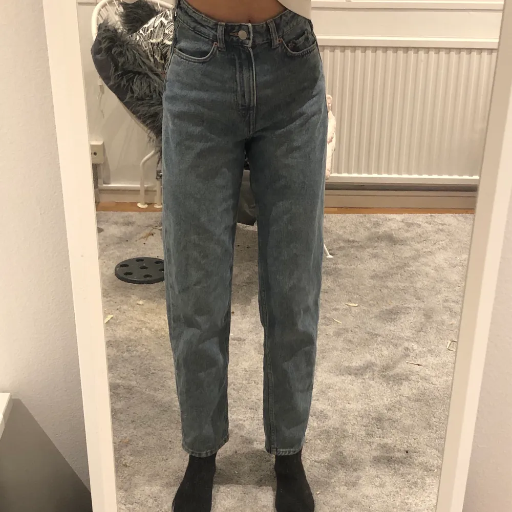 lägger upp denna igen fast med lite bättre bilder. Blåa jeans från weekday i modellen lash!🦋🤍 köpta för 500kr, superfint skick! Jag är 167cm lång😊. 150kr + frakt❤️❤️🥰 . Jeans & Byxor.