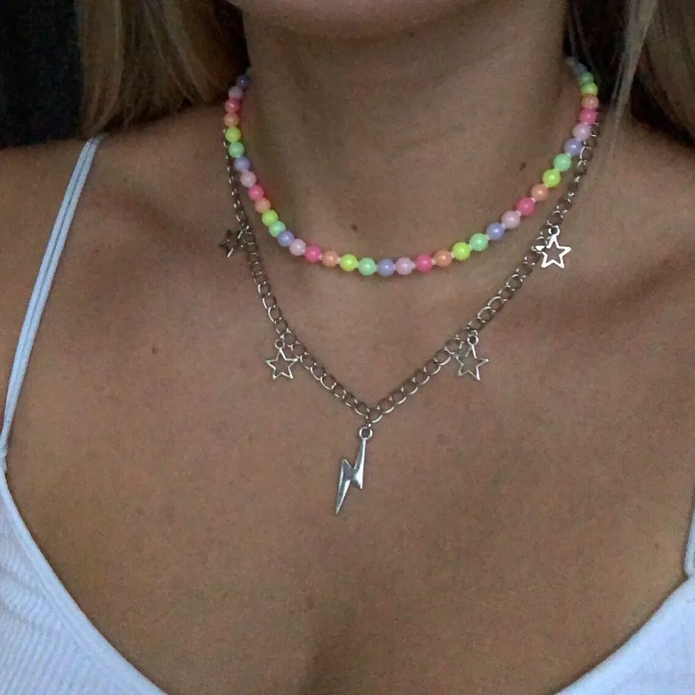 Halsband färgglatt 💓halsband med stjärnor och blixtar⚡️ 79kr/st, följ @s.byelsa på instagram för mer. Accessoarer.