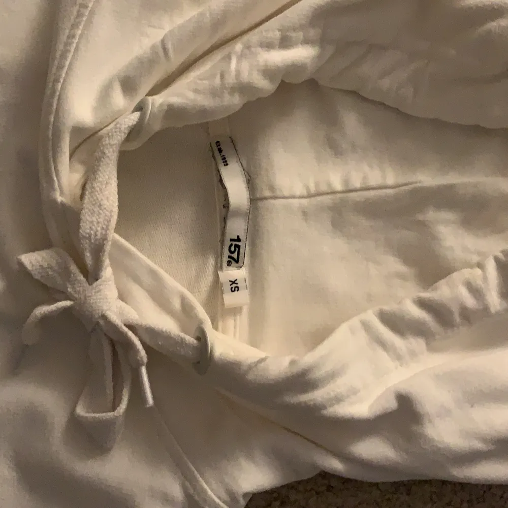 Super snygg vit hoodie från lager 157, storlek xs men passar S också , säljer pga jag har en annan vit hoodie! . Hoodies.