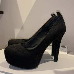Svarta pumps - Svarta pumps från H&M, dammiga men knappt använda. Finns att hämta i Täby. Storlek 37
