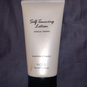 Self-Tanning Lotion/ brun-utan-sol lotion - Lätt och ofärgad återfuktande bodylotion med gradvis brun-utan-sol effekt som används dagligen för att bygga upp en naturligt solkysst hudton. Som är berikad med hudstärkande ingredienser E-vitamin och sheasmör. Ungefär hälften kvar i, lite mer än hälften. Säljs i befintligt skick. 