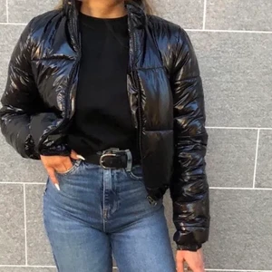 Glansig jacka från Chiquelle - Säljer nu denna snygga jacka från Chiquelle! (Första bilden är lånad) Köpt här på plick för 805kr, inklusive frakt. Väldigt bra skick och bara provat den. Om ni är intresserade, lägg gärna ett bud i kommentarerna 😊 Frakten ingår