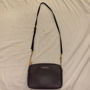 michael kors äkta - En knappt använd michael kors väska som jag köpte på Zalando för ett år sen för 2000