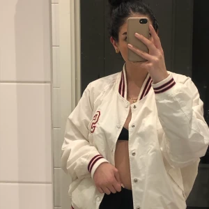 Jacka - Edit: jättemånga frågar om denna, orkar inte ha någon budgivning utan den som är redo att betala först får den! Cool jacka, köpt second hand 