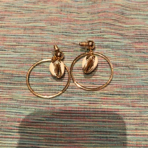 Örhängen - Säljer skit fina örhängen, säljer dom eftersom att jag  har inte haft någon andvändnig av dom, har alltså aldrig testat dom, köpte dom för 50 kr. Säljer dom för 10kr , frakten är 15kr