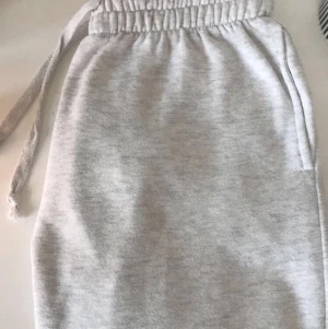 Mjukisbyxor - Ljusgrå mjukisar strl. S. Hög i midjan och fickor på sidan och en fake ficka där bak. 60kr+frakt. 