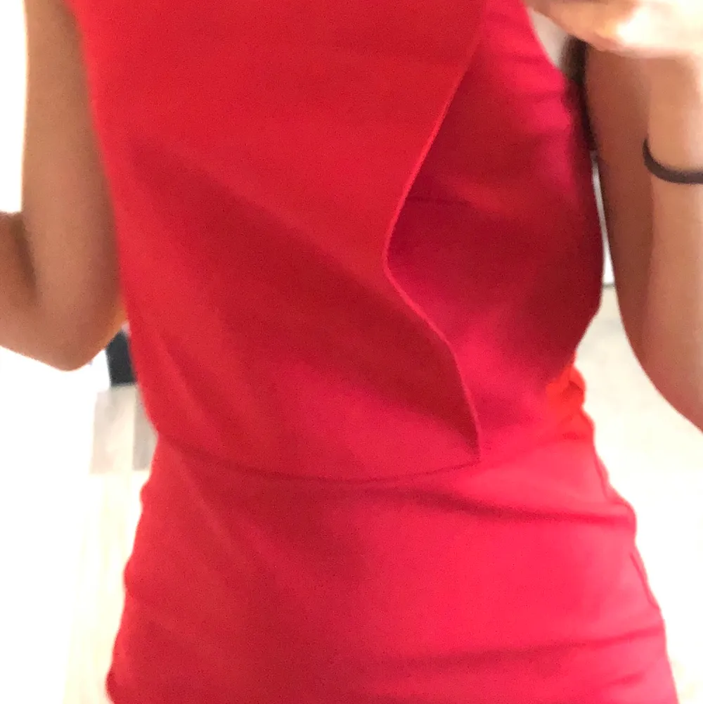 En jättefin röd tajt klänning från mango, storlek xs. Har haft den i ngt år men har bara använt den två gånger. . Klänningar.