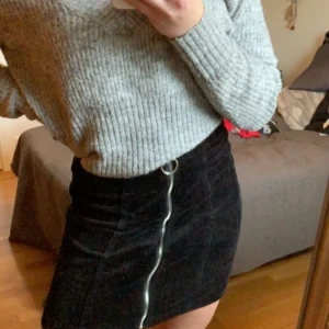 Svart kjol i manchester! - Använd några få gånger - fint skick! Jätteskönt material och snygg silvrig dragkedja som detalj!