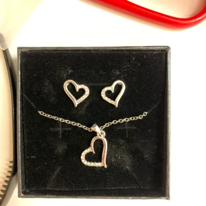 Halsband + öronhängen  - Halsband och öronhängen säljes, helt oanvända! 60kr