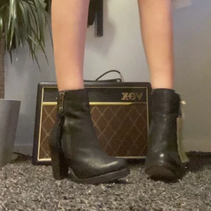 Svarta boots - Snygga höstklackar, strl 37. Lappen finns är kvar då jag råkade köpa fel storlek och nypris är 1100 kr. Klackhöjd ca 8 cm, fraktas spårbart och kan mötas upp i Stockholm☺️