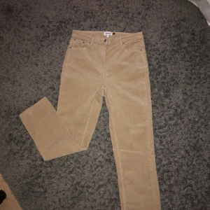 Manchester byxor från Weekday - Säljer dessa Manchester byxor från weekday. De är i fint skick. De är i storlek 42 men jag skulle säga att de är som S/M. Säljer dom för 85kr + frakt🤍