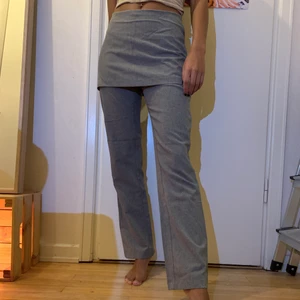 Kjol/byxset - Matchande kjol/byxset, kjolen sitter fast i byxorna uppe i midjan! Second hand, aldrig använt = fint skick!