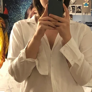 Skjorta, storlek S - Skjorta i mjukt material med ganska låg urringning. Fin och ovanligt(för en skjorta) mjukt material. Funkar till allt och är ett bra basplagg. Från BikBok och använda bara ett fåtal gånger✨