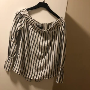 Off shoulder tröja  - S/M. Bra skick