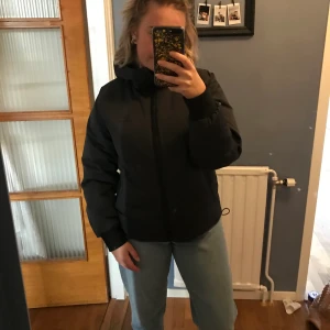 Vinterjacka - Adidas vinterjacka. Använd under en halv vinter så fortfarande i gott skick💛 (priset kan diskuteras) 