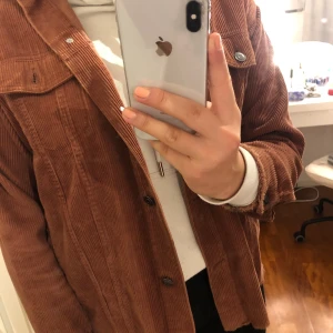 Ribbad jacka Primark - Snygg ribbad jacka från primark. Storlek 34 men den är oversized så funkar som M. Det är budgivning privat + frakt. 