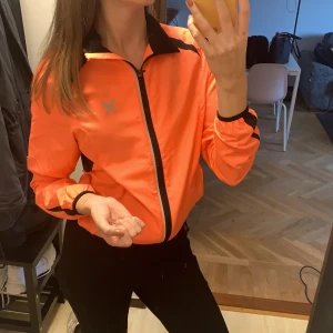 Tunn träningsjacka - Tunn träningsjacka som funkar inomhus nu i vinter eller senare under våren och sommaren. På så vis kan den användas året runt. Använd enstaka gånger men färgen matchar inte med något annat jag äger så har dessvärre inte kommit till användning. 