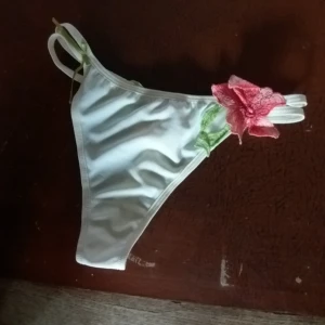  - Jättefina stringtrosor i storlek 36 aldrig använda i krämvit med vackar blommor på 