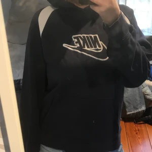 Nike hoodie  - Marinblå Nike hoodie med tryck på bröstet, storlek XL barn men passar mig som är s/m, frakt tillkommer:)