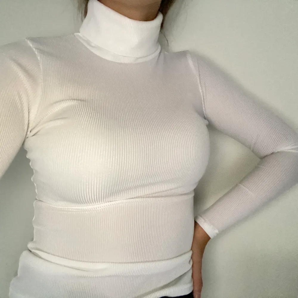 En vit tröja med hög krage från BooHoo, den är ribbad och i storlek 32. Den är aldrig använd och är lite tight i modellen.. Toppar.