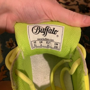 Buffalo-corin sneakers stl 37 - Säljer mina älskade buffalos nu för jag ej har dom till användning längre. Ca 1 år gamla och använda ca 5 gånger. Något kantstötta men Inge stort. Köpa för 999kr. 
