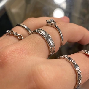 Ringar - Säljer dessa oanvända silver ringar då jag köpte fel🤷🏼‍♀️ strl M/L men skulle verkligen säga mer S/M, köparen betalar frakt💕