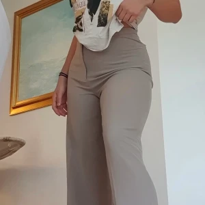 Kostym byxor - Skit snygga vintage kostym byxor. Köpta här på plick men tyvärr är de för stora för mig. (Lånade bilder) Storlek 40. Bud i kommentarerna!❤️