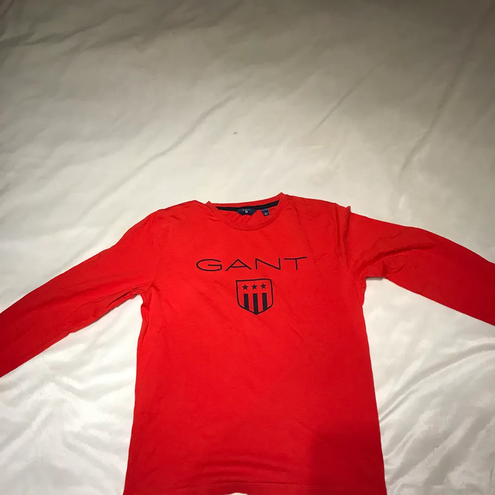 En röd långärmad tröja från Gant. Snygg passform och i bra skick!. Tröjor & Koftor.