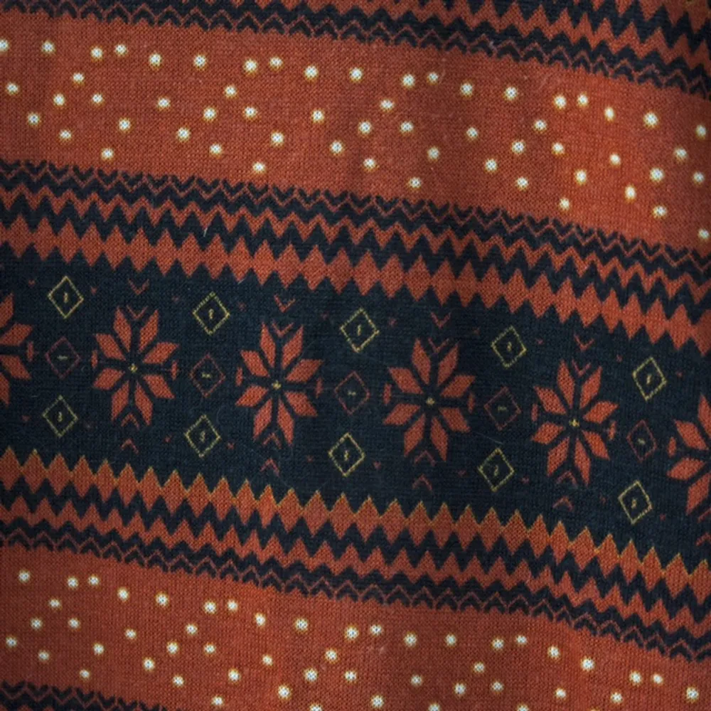 Forever 21 tröja med juligt/höst mönster i orange brun. Storlek small.  

Bara att fråga om ni undrar något!
Kan mötas upp på söder
Frakt 40kr. Skjortor.