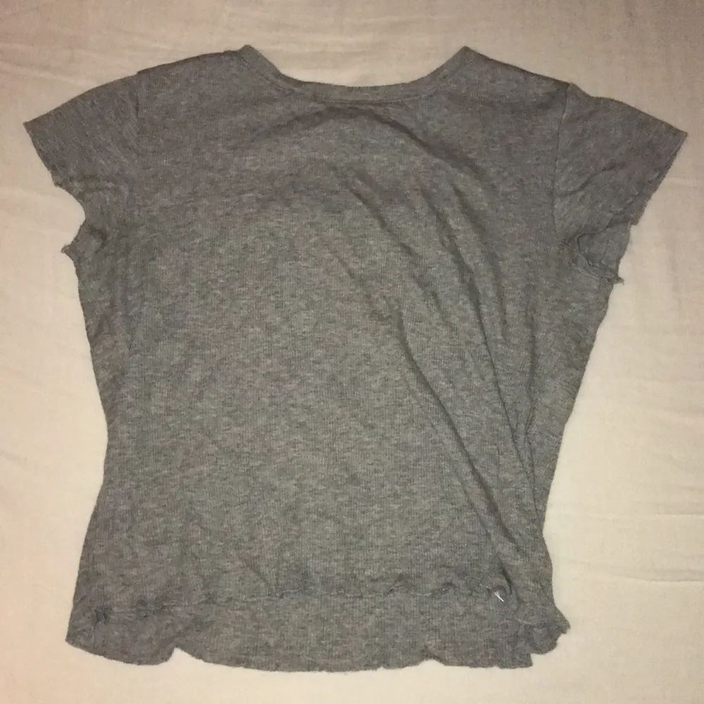 En basic grå t-shirt som är ribbad lite vågigt på kanterna använd fåtal gånger pågrund av inte kommit till användning 💞. T-shirts.