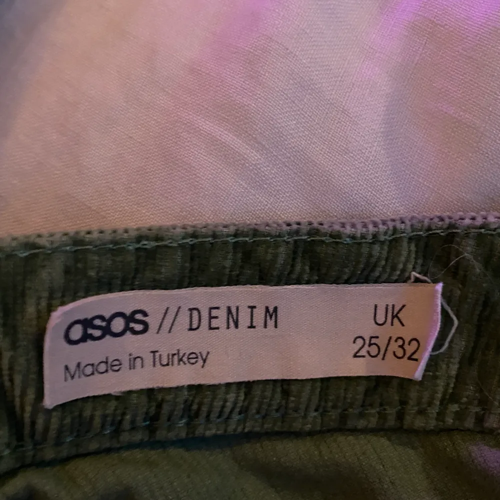 Unika gröna utsvängda Manchester byxor från asos. Jeans & Byxor.