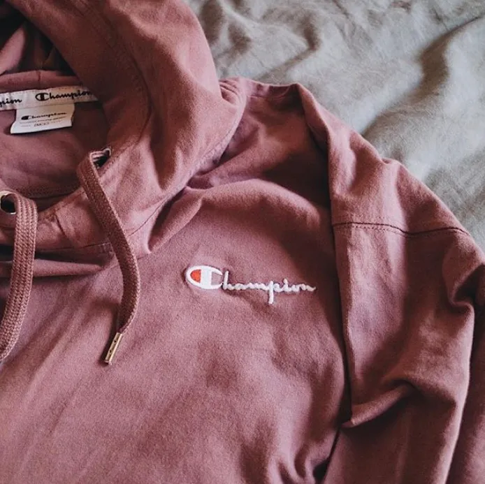💜 Säljer min älskade croppade hoodie från Champion! 💜Limited Edition kollektion inköpt från Weekday, finns inte längre att köpa. Inköpspris 700kr, bud från 300kr! . Hoodies.