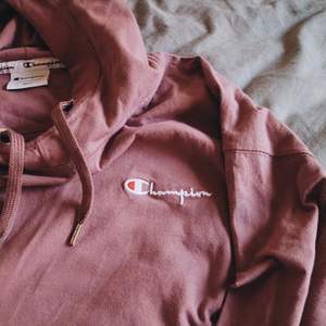 💜 Säljer min älskade croppade hoodie från Champion! 💜Limited Edition kollektion inköpt från Weekday, finns inte längre att köpa. Inköpspris 700kr, bud från 300kr! 
