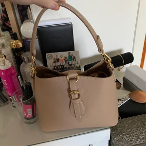 Väska - En liten söt väska använd 1 gång, köptes på Åhléns för ca 600kr, frakt är inräknat