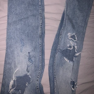 Jeans med hål  - Säljer för 80kr + frakt. Storlek Xs-S