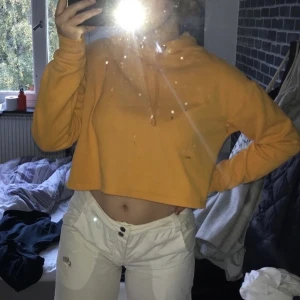 Gul croppad hoodie - Croppad gul hoodie från h&m i storlek m. Lite mörkare gul i verkligheten än på bild. Passar folk med storlek s också så den inte är jättestor. 