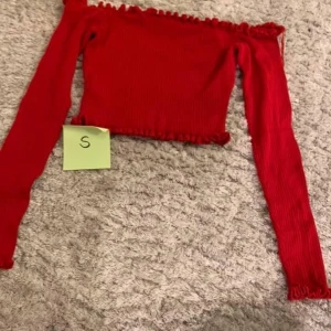 Off shoulder tröja - Super fin off shoulder tröja med ganska tjockt tyg! Använd men infinit skick! Fler bilder kan skickas vid önskning