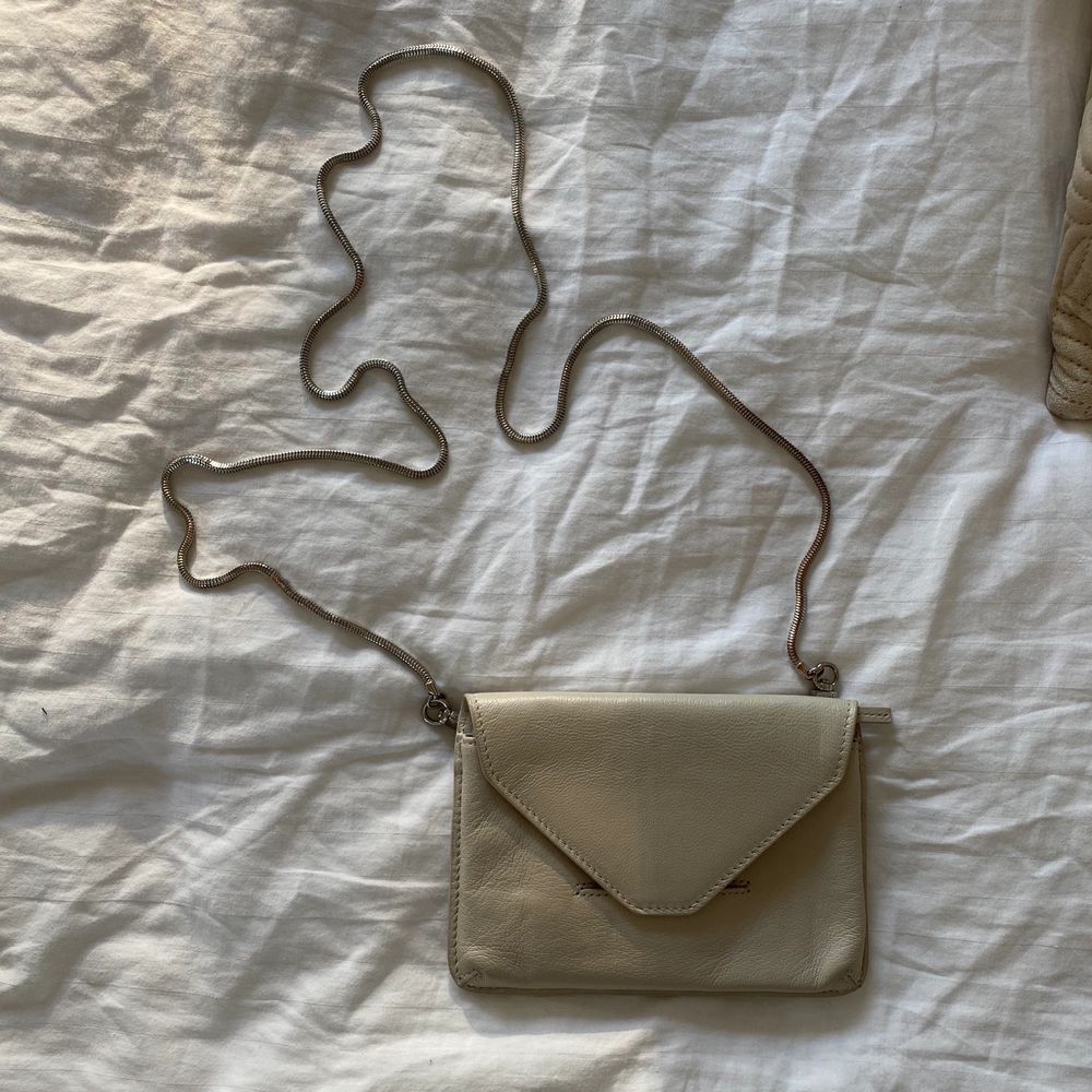 Filippa K ”Tyra purse shadow” grå väska | Plick Second Hand