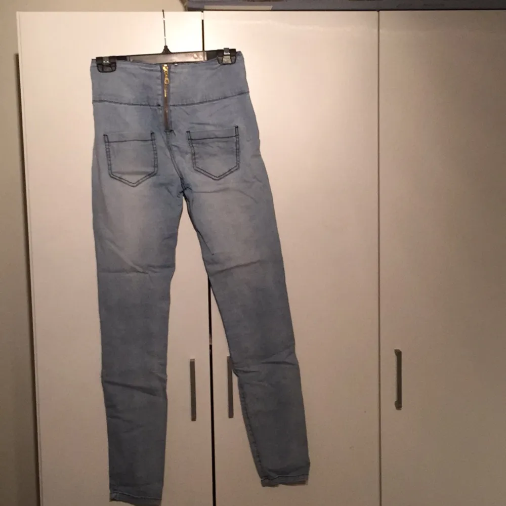 Ett par höga jeans med dragkedja bak. Använd endast ett par gånger!
100kr + frakt
(Kan få paketpris vid fler köp av mina kläder)
. Jeans & Byxor.