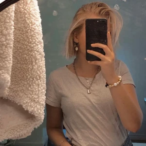 Prickig tishirt - En tishirt med små svarta prickae på, väldigt söt och simpel.✨ strl S