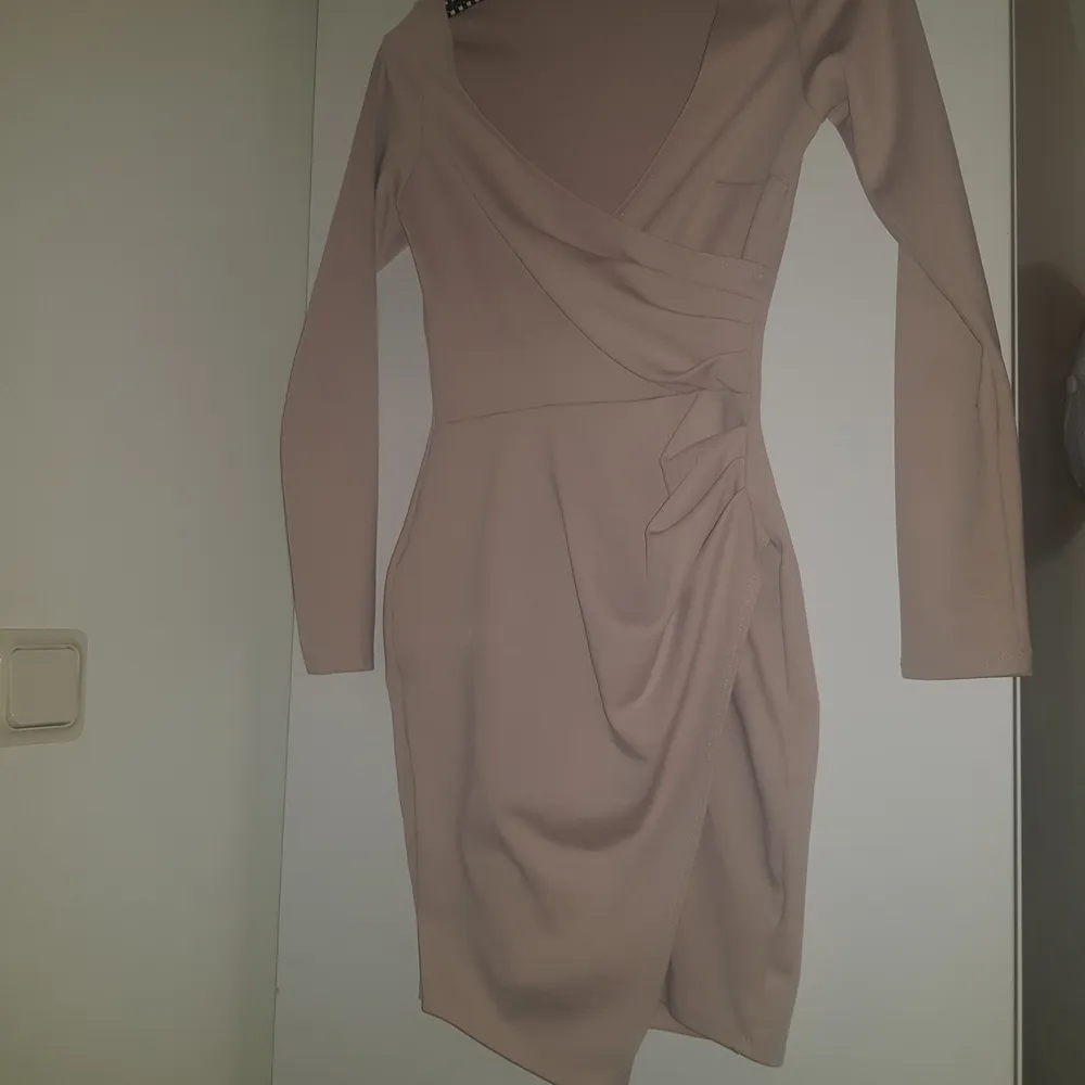 Ljusrosa klänning som framhäver formerna, nyskick . Klänningar.