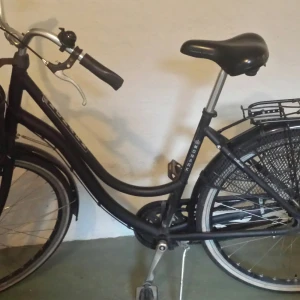 Monark modell monica - Vi köpte den själv förra året o då var den 1 år gammal, den är i super fint skick och allt funkar som de  ska 3 vxl lampor o bromsar..gav själv 3400 när den köptes så vill gärna ha 2200 men de kan diskuteras vid snabb  affär... bytar gärna mot en lur helst Huawei p20 eller p30..