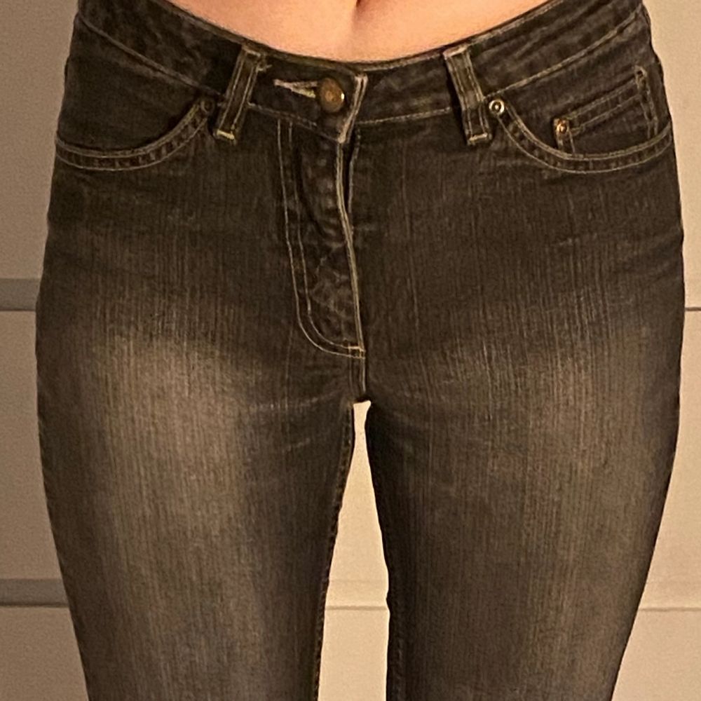 lågmidjade gråa jeans från lindex! tyvärr inte jag som köpt dem så har ingen aning om nypris, lite korta på mig som är 174 💖💖. Jeans & Byxor.