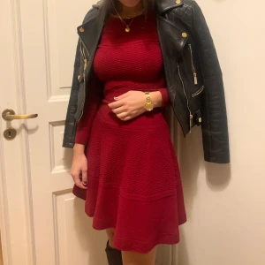 Sandro klänning - Stickad klänning från franska märket Sandro. Köpt i Nice för ca 2.500kr. Den är inte klarröd utan lite mörkare. Perfekt till julafton! 