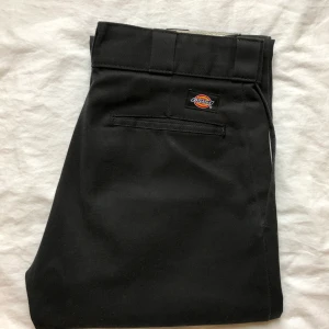 Dickies 874  - Svarta dickies 874. Straight modell och passformen är helt perfekt! Nästintill nya
